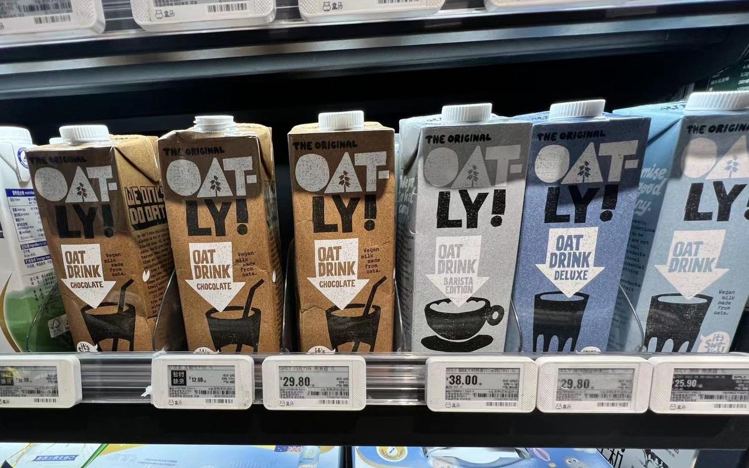 市场上Oatly燕麦奶售价较高。 新京报首席记者 郭铁 摄