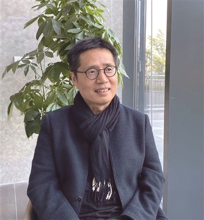 艾伟回宁波时接受记者采访.记者 俞素梅 摄