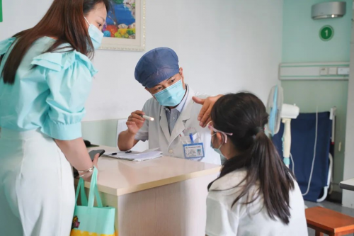 夏江胜业务副院长正在为孩子检查眼位(资料图)