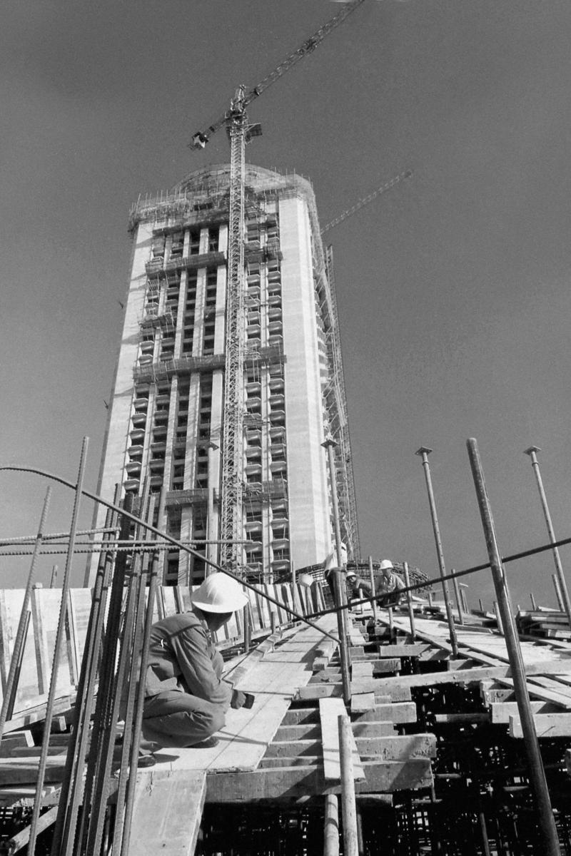 国贸大厦主楼开建,施工图纸也并没有一次设计成型,而是边施工边心改