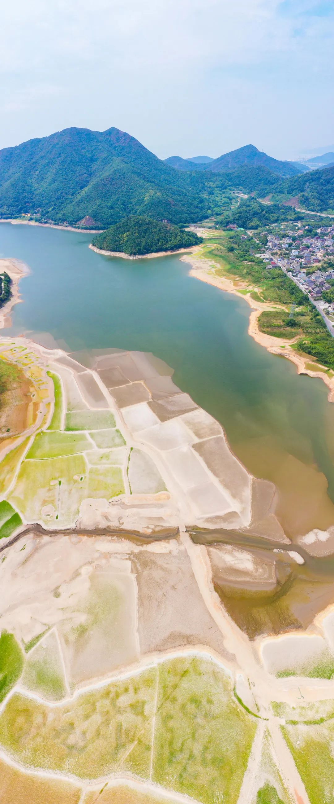 告急!昔日的虹桥水库见了底,秒变"大草原"_新浪财经_新浪网