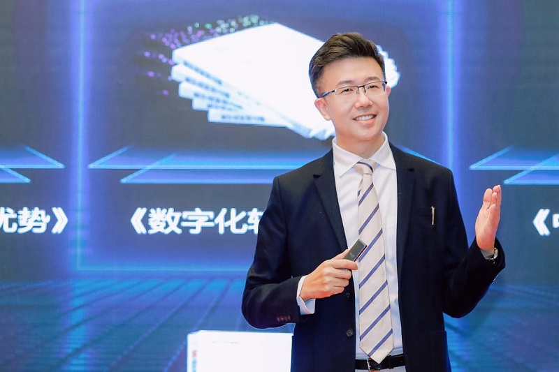 (新华三集团新华三人才研学中心副主任张涛出席大会并演讲)