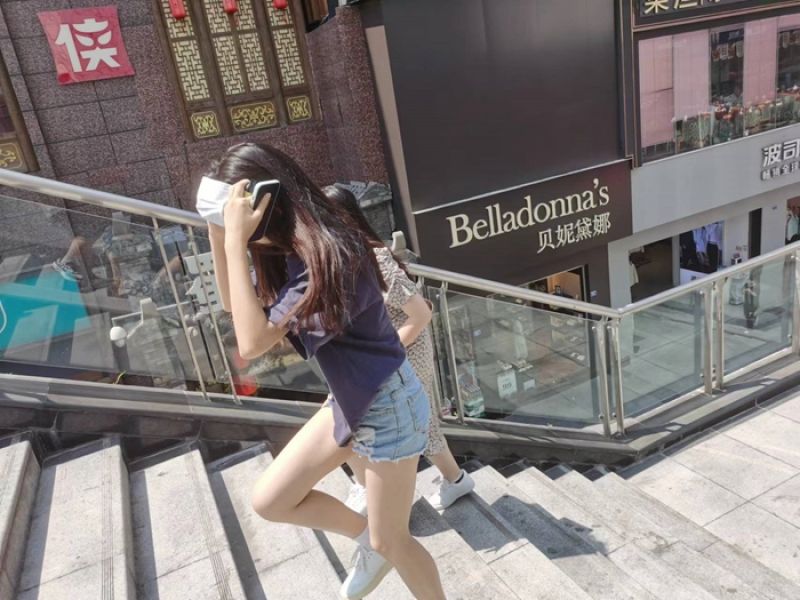 烈日下过天桥的行人。焦艳丽/摄