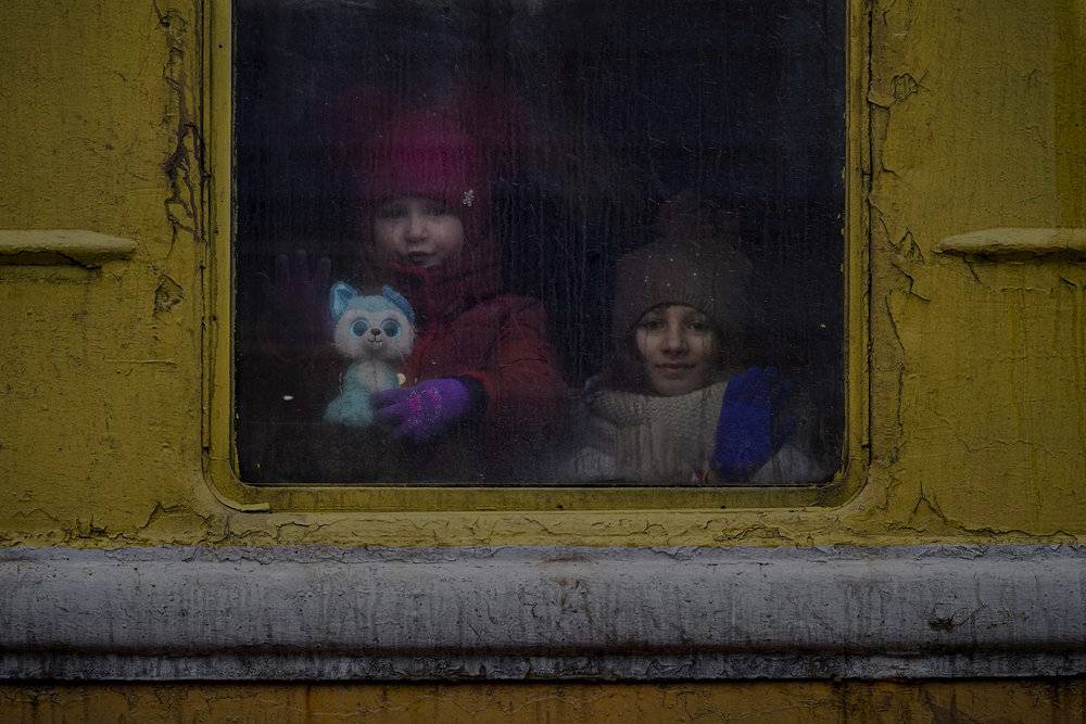 2022年3月3日，乌克兰基辅，逃亡中的孩子从火车向窗外望