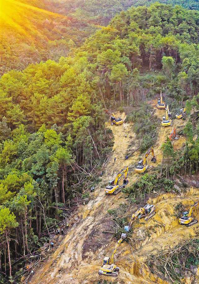 8月23日,北碚区歇马街道,四号点位防火隔离带,挖掘机正在挖百米宽的