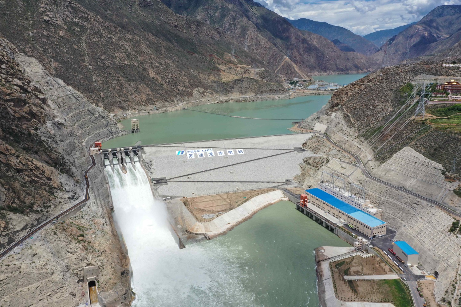 苏洼龙水电站航拍外景.(受访单位供图)