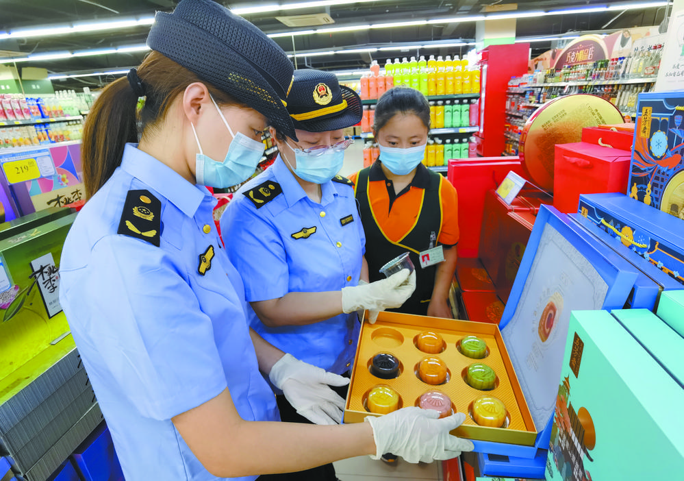 藁城区市场监督管理局开发区市场监管所执法人员在辖区内综合市场