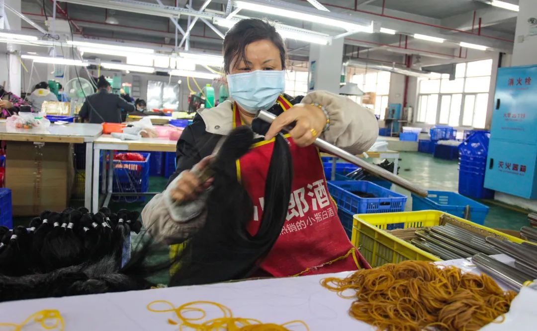 (邵阳假发企业生产制作假发.邵阳新闻网 张育溪摄)