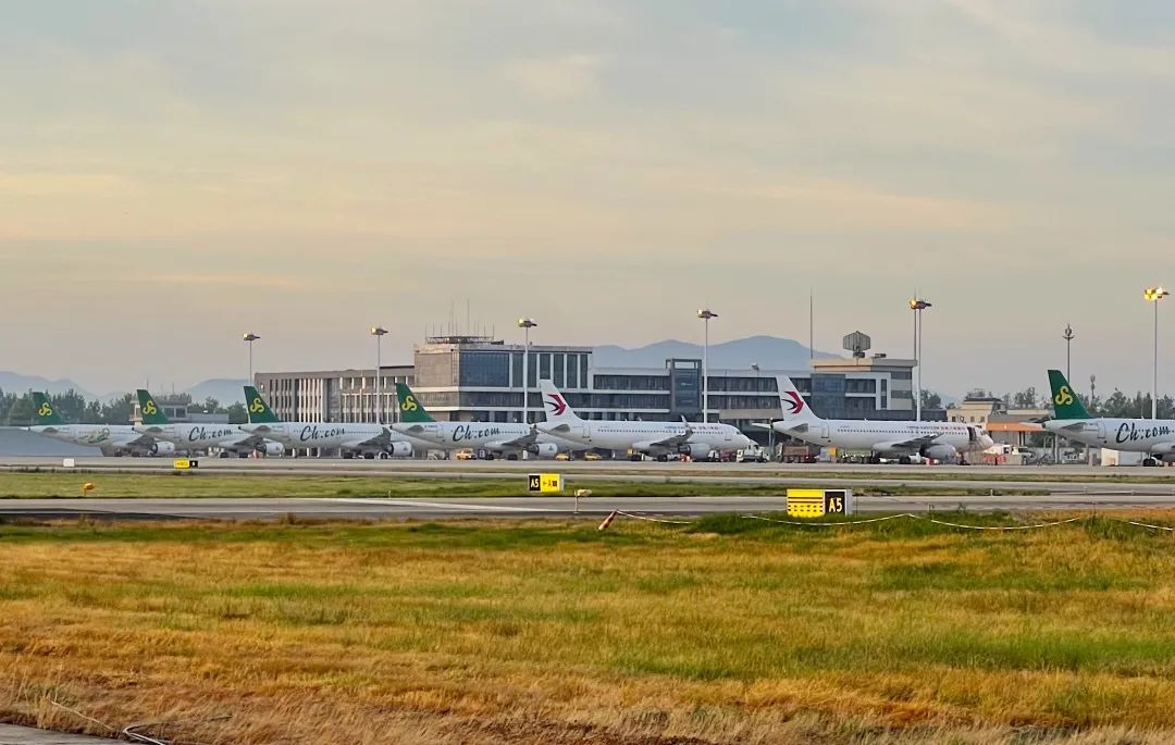 宁波机场准备出港的航班.记者 范洪 摄