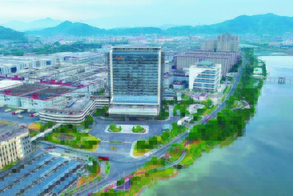 这是8月17日拍摄的宁德时代新能源科技股份有限公司总部大楼和湖