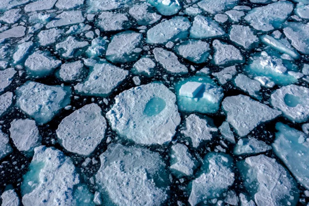 7月17日，挪威北冰洋斯瓦尔巴群岛附近的冰川。1970年以来利用卫星数据进行的研究表明，北极地区约有150万平方公里的海冰融化，海冰每年都在减少。图/视觉中国