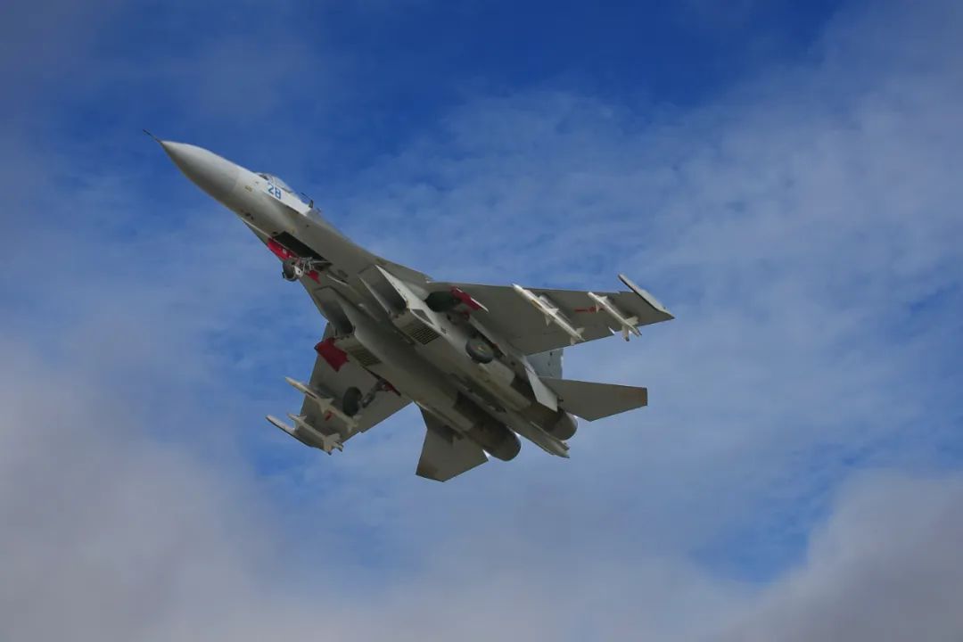 战机携挂导弹加力起飞