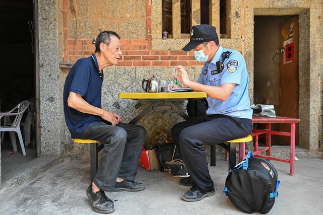 8月24日,在莆田市秀屿区埭头镇黄瓜村,许伟伟入户上门为村民办理身份