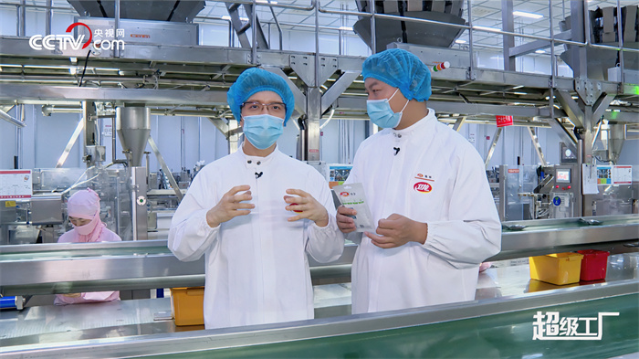 朱广权参观卫龙辣条车间