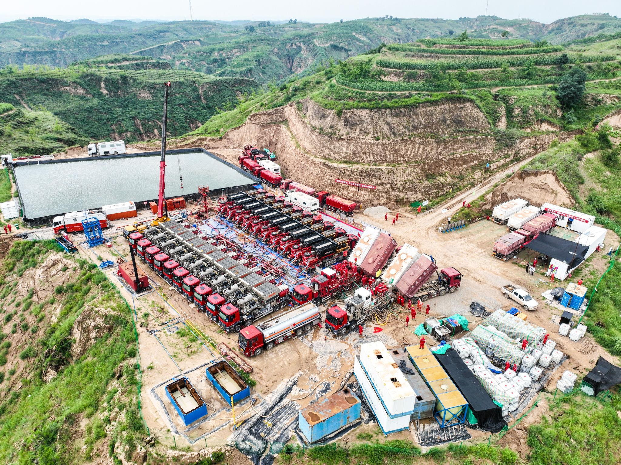 深层煤层气水平井压裂作业现场.