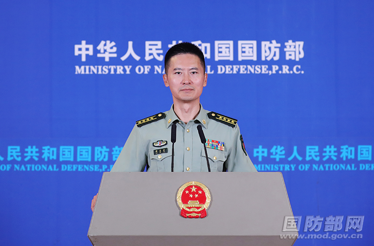 8月25日下午，国防部举行例行记者会，国防部新闻局副局长、国防部新闻发言人谭克非大校答记者问。李晓伟 摄