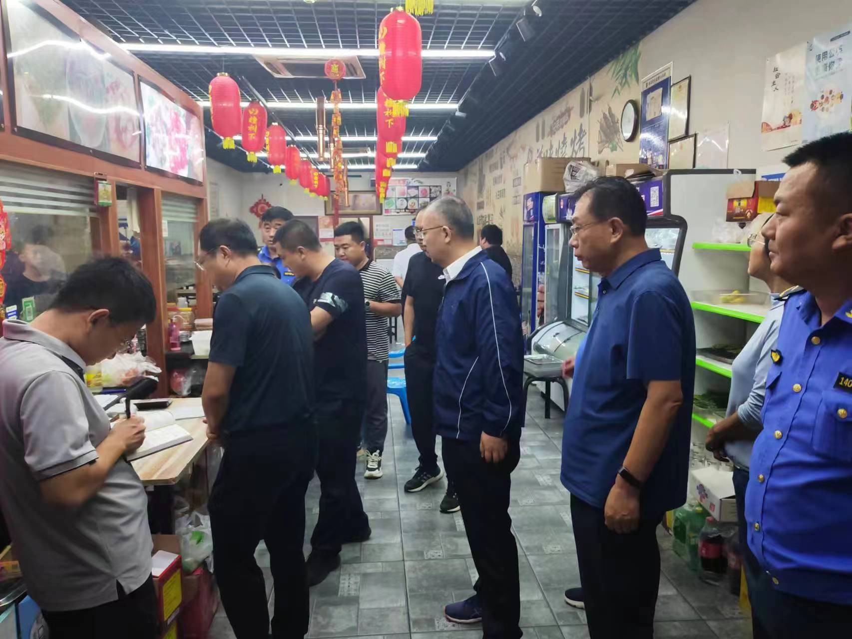 太原小店区夜查工地和餐饮污染