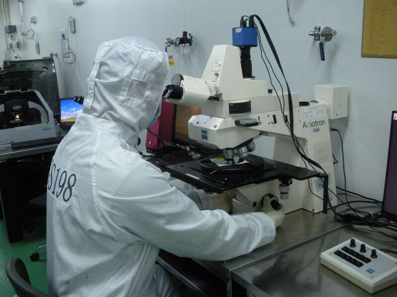 北京理工大学集成电路与电子学院"光芯绘影"团队学生在做实验.