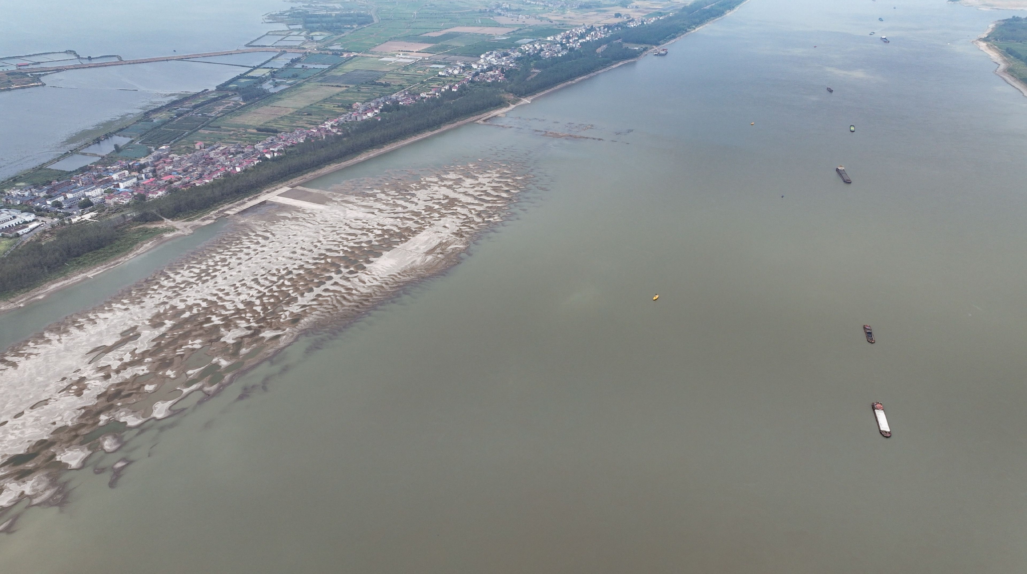 长江"汛期反枯"船舶通行受限 航运从业人员:跑一趟船成本增加两三成