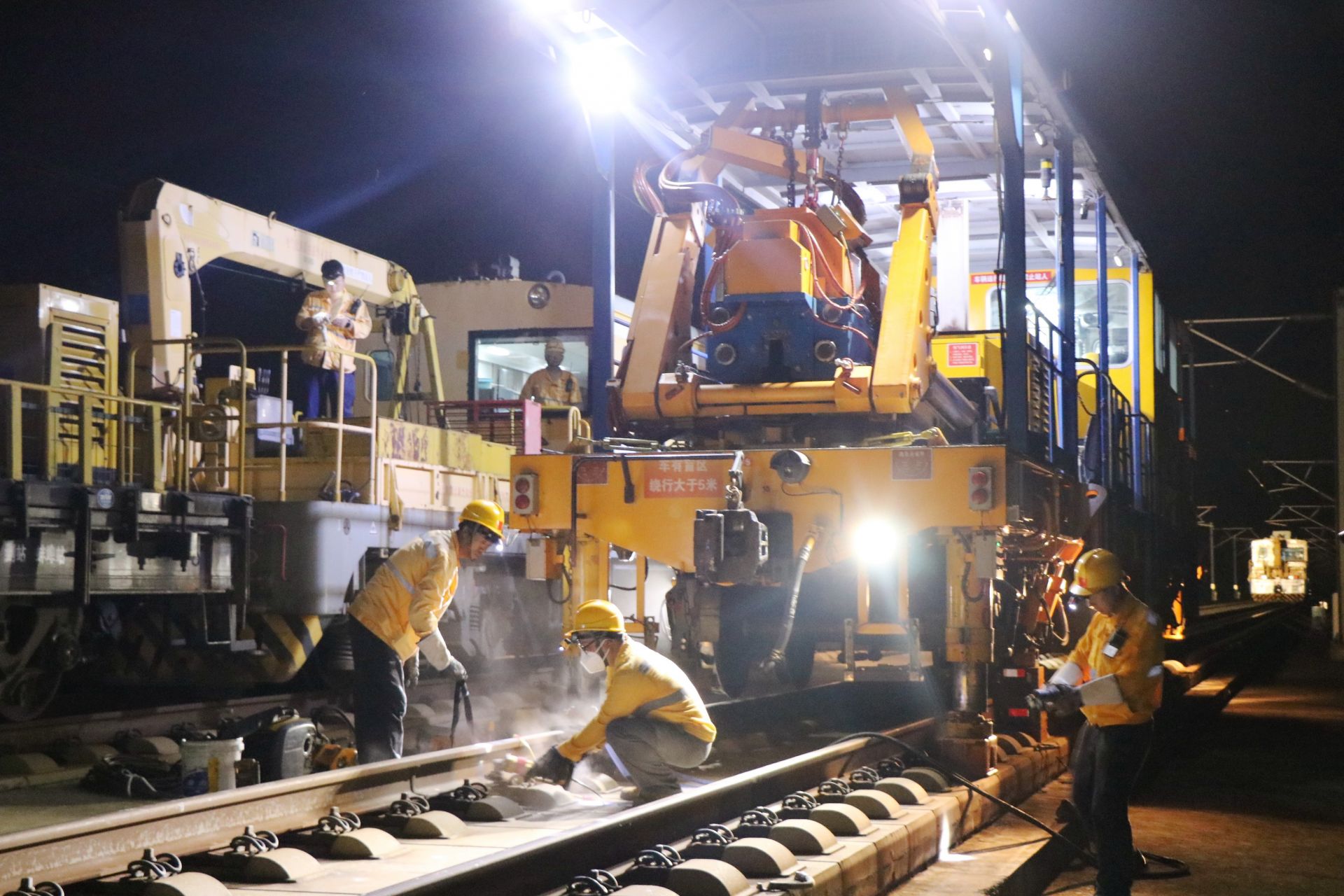 钢轨焊接施工,这是上海局集团有限公司首次使用yhgq-1200型移动气压焊