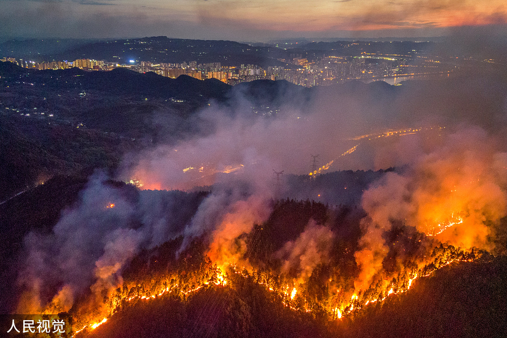 8月23日，重庆，高温持续，巴南区山火仍未熄灭。
