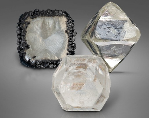 CVD 钻石原石（左）、HPHT 钻石原石（中）以及天然钻石原石（右）。图源：GIA官网