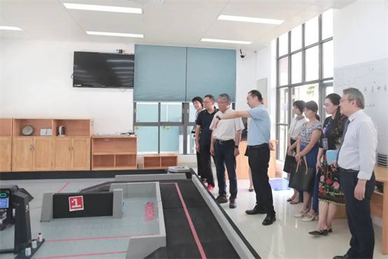 　　△熊璋教授与林众主任参观广东碧桂园学校STEAM教育中心
