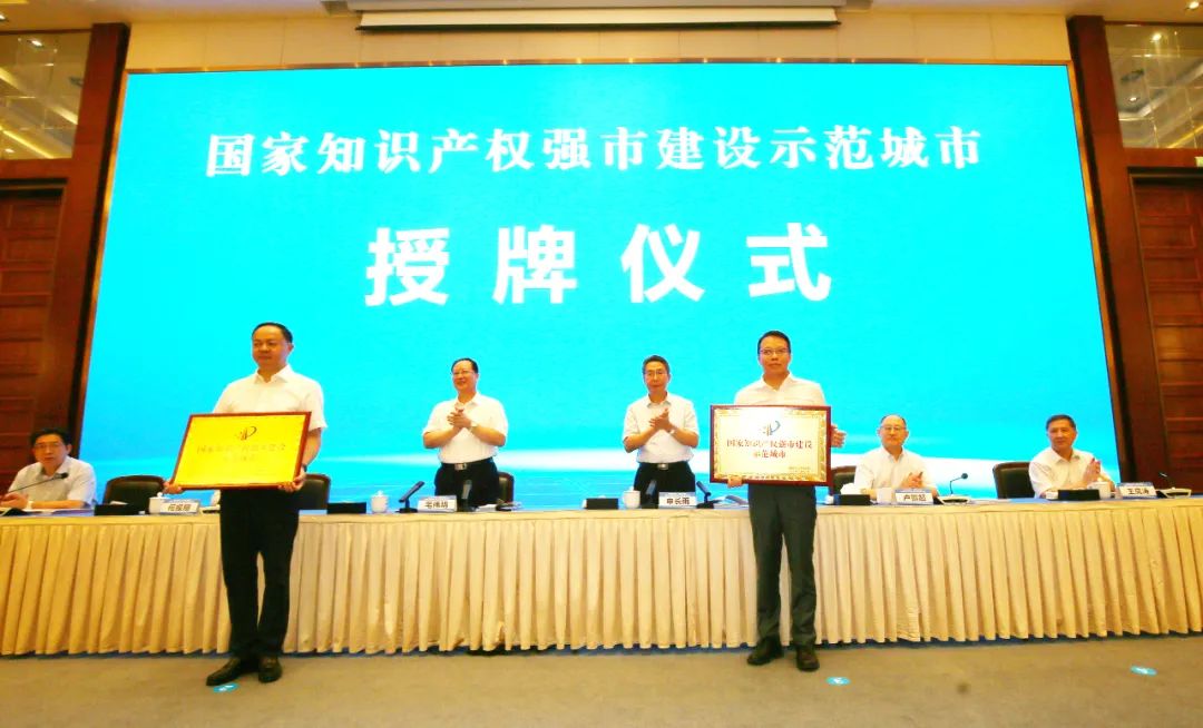 湘潭市委副书记,市长胡贺波代表
