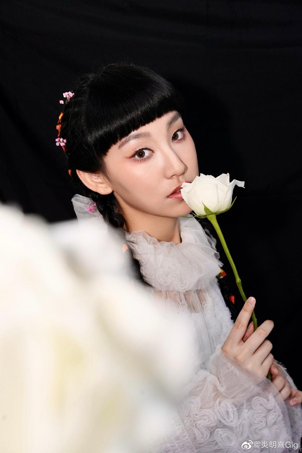 他们的港乐记忆|新生代歌手炎明熹:想学梅艳芳等前辈的艺和德_新浪