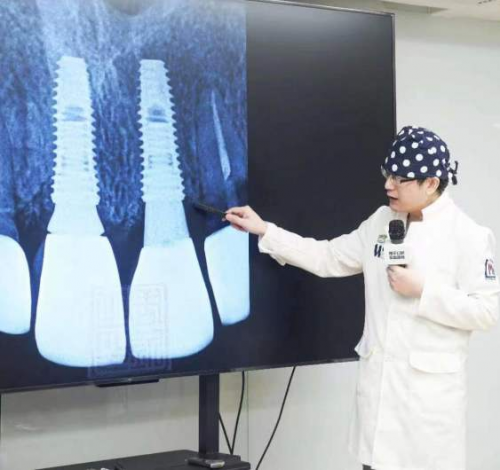 　　图|给团队医生分享经验