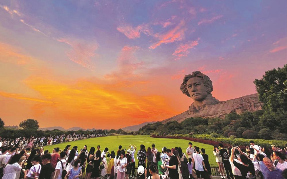 橘子洲头人气旺 绚丽晚霞映湘江|橘子洲_新浪财经_新浪网