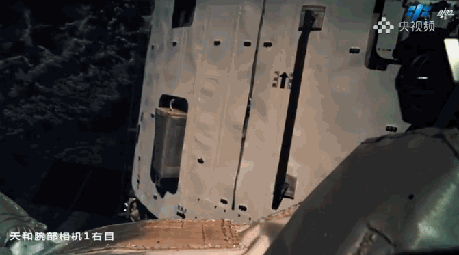 △第一视角看机械臂巡检空间站