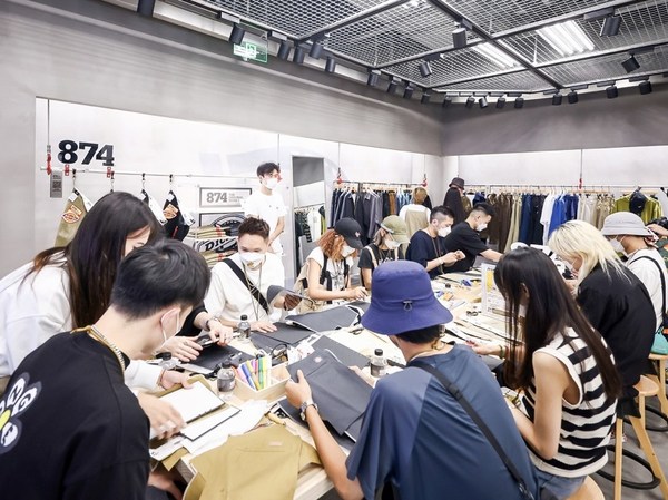 　　独特工厂氛围吸引了大量工装爱好者探店打卡