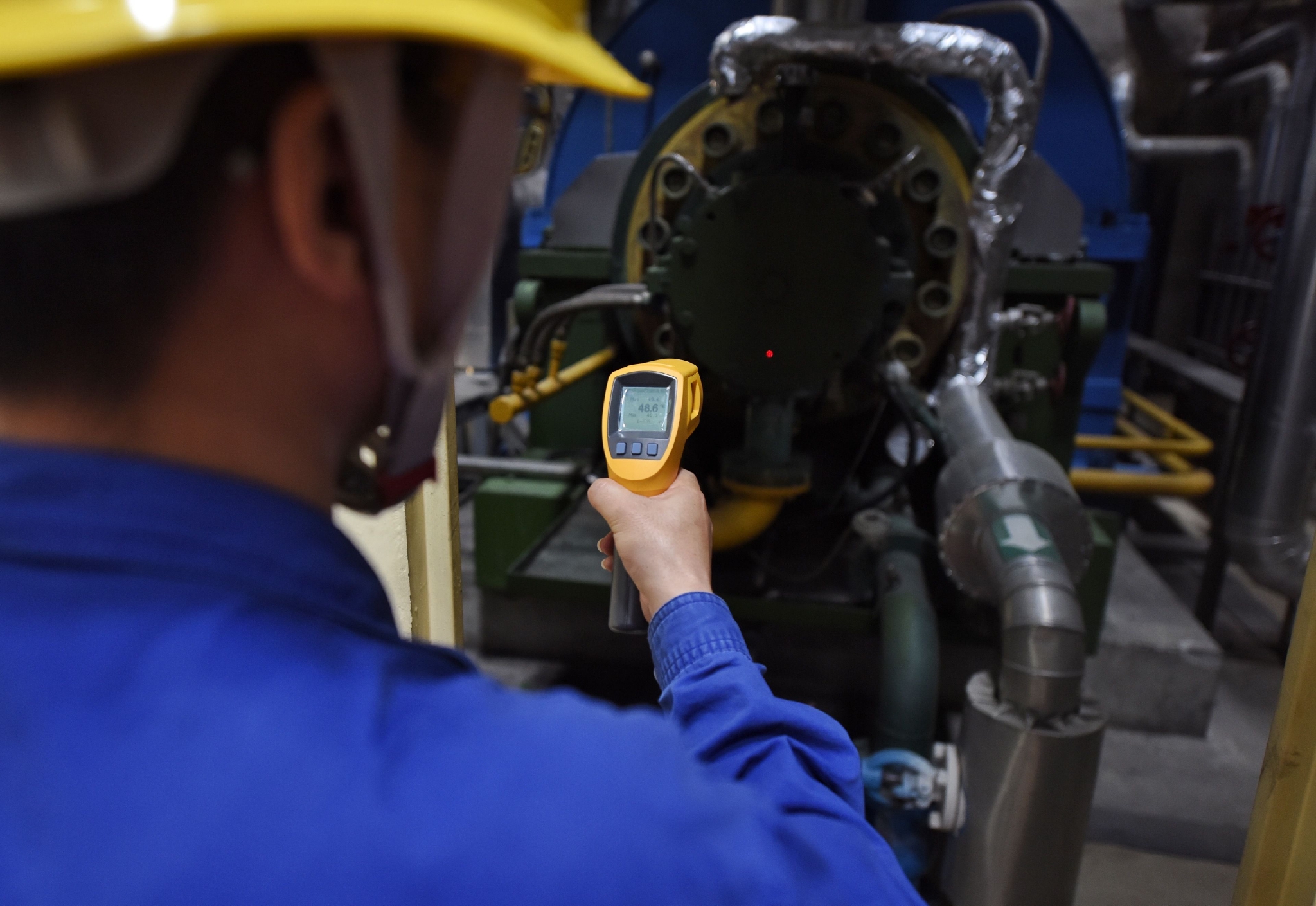 8月25日,国能成都金堂发电有限公司职工在生产厂区检测设备运转温度.