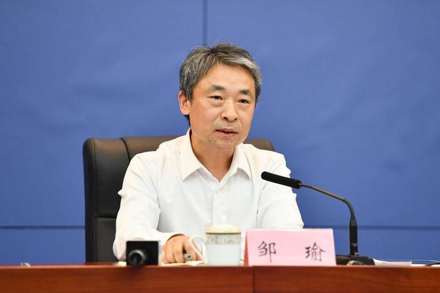 重庆市应急局党委委员,政治部主任邹瑜.邹乐/摄