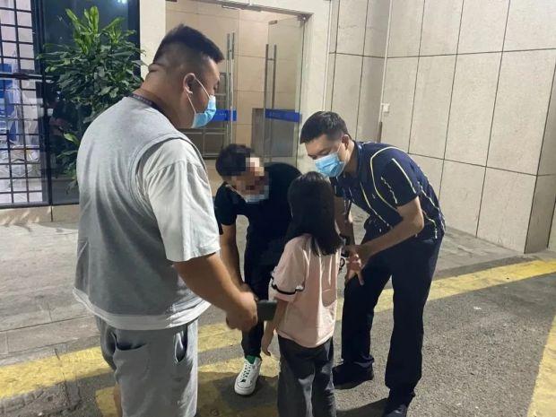 嫌疑人8岁的女儿突然出现在押解现场,温州民警连忙收起手铐,集体"说谎