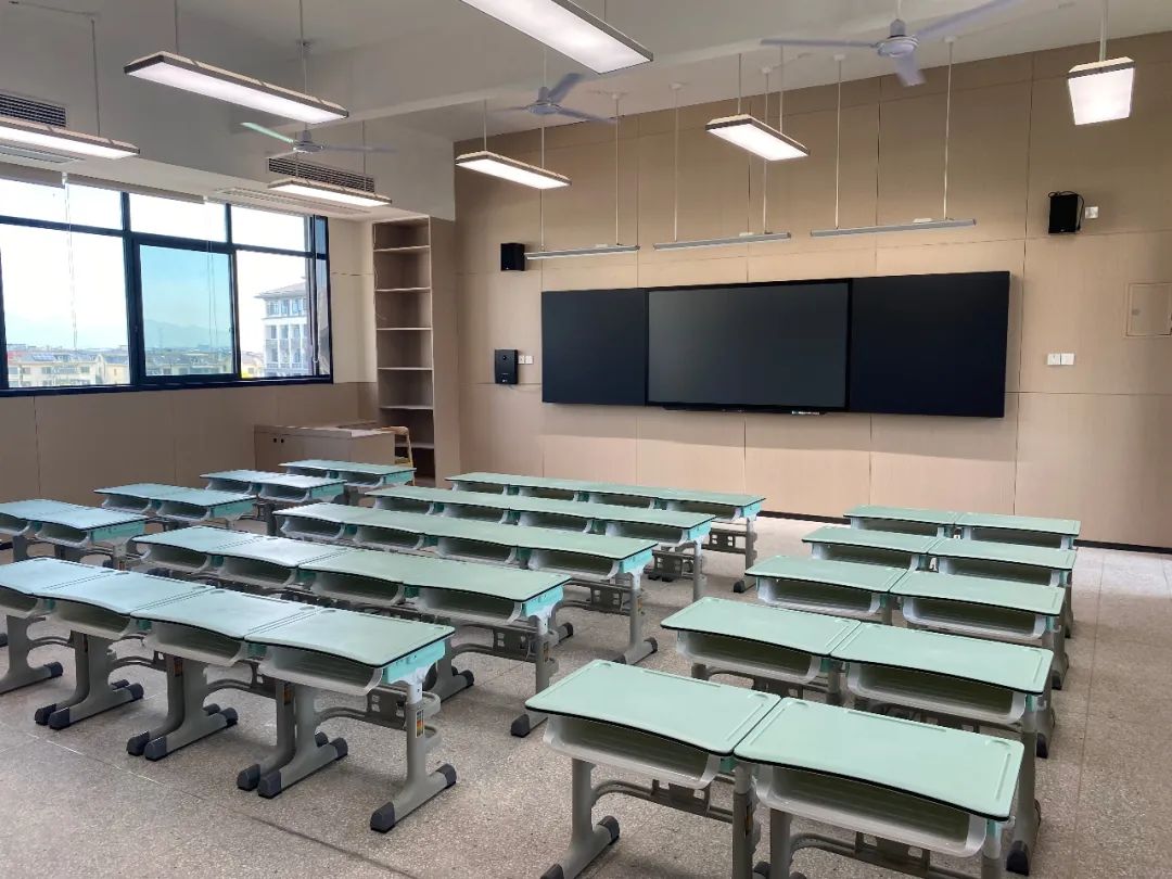教学楼教室窗明几净,整齐明亮