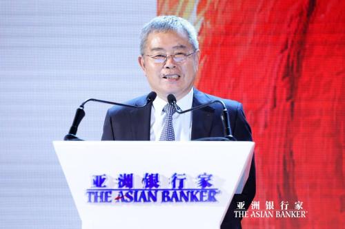 　　中国社会科学院学部委员兼国家金融与发展实验室理事长李扬发表演讲