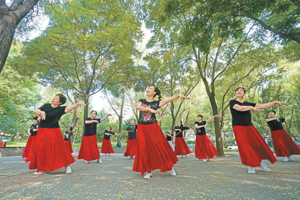 清晨,林苑舞蹈队在排练新疆舞.