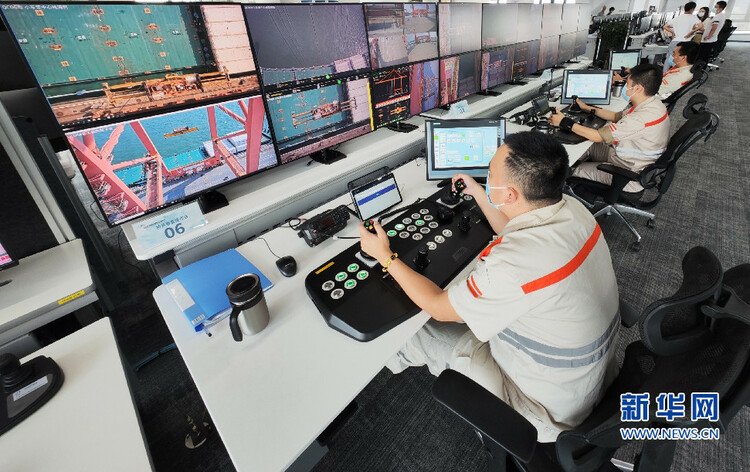 厦门海润码头的远程控制室里，桥吊司机通过现代化控制设备远程装卸集装箱。新华网 刘默涵 摄