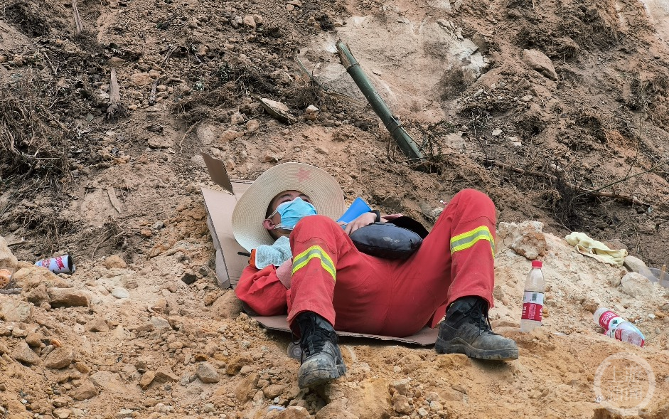 消防员的"中场休息":背朝土,面朝天,一张纸板垫中间|消防员_新浪财经