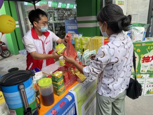 　　回收家庭过期药品活动现场