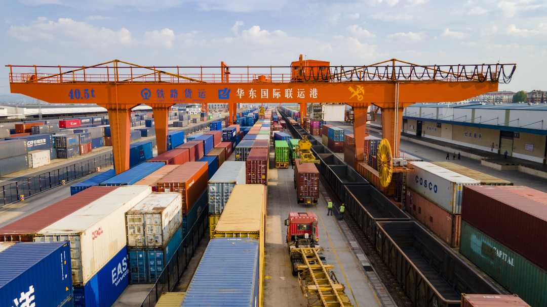 等货物的海铁联运班列在浙江省铁路金华南站装车,准备发往宁波港(3