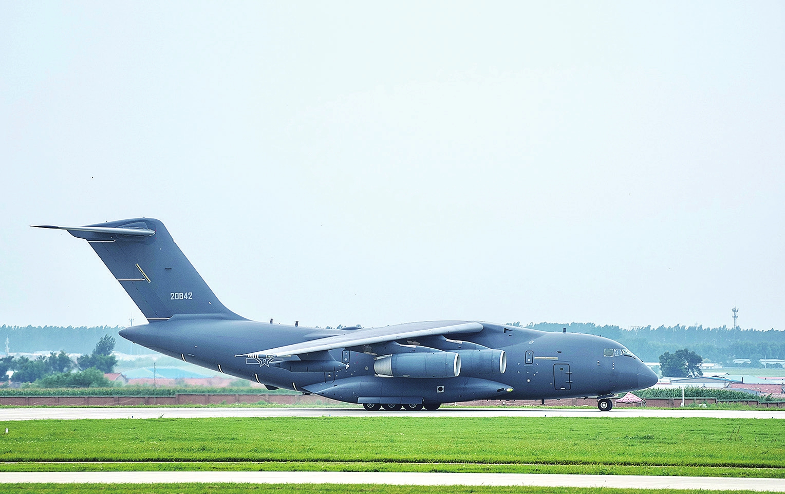 运油20抵达长春.岳书华摄