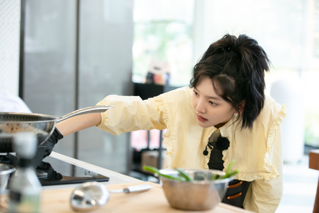 章若楠发布《中餐厅6》写真 淡黄长裙造型青春靓丽_高清图集_新浪网