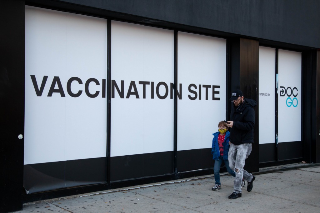 2021年11月19日，行人走过美国纽约一个新冠疫苗接种点。新华社发（郭克摄）