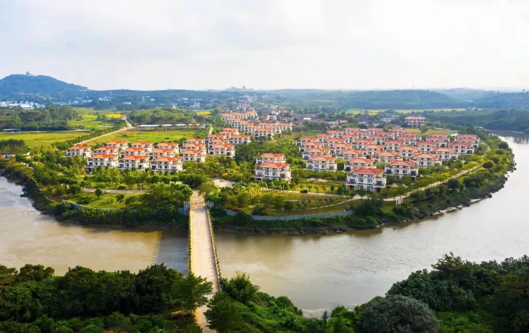 依山傍水的遂溪县官湖村.郭龙碧 摄