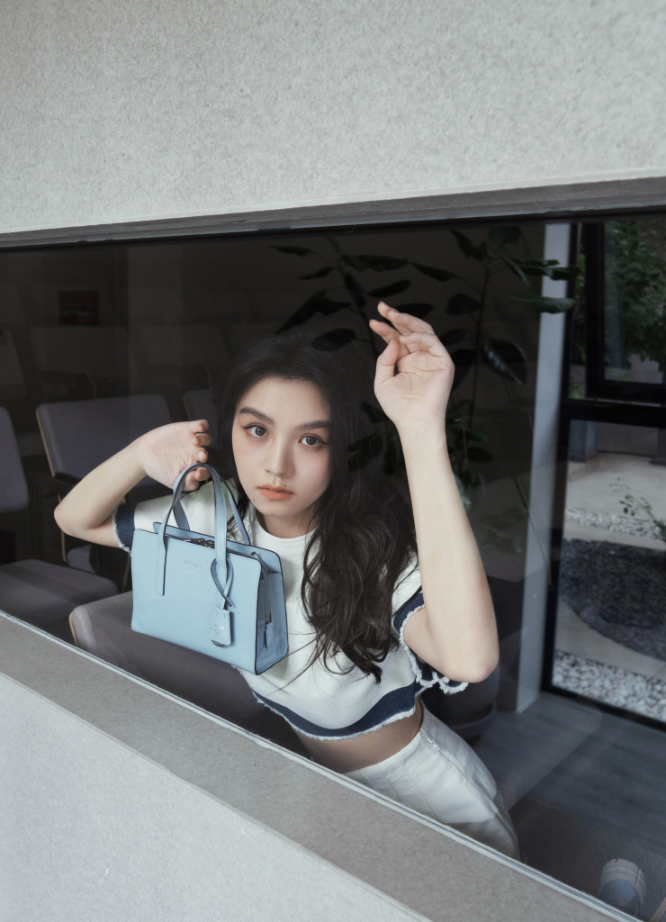 演员春夏发布周五随拍写真露脐装配短裤青春洋溢