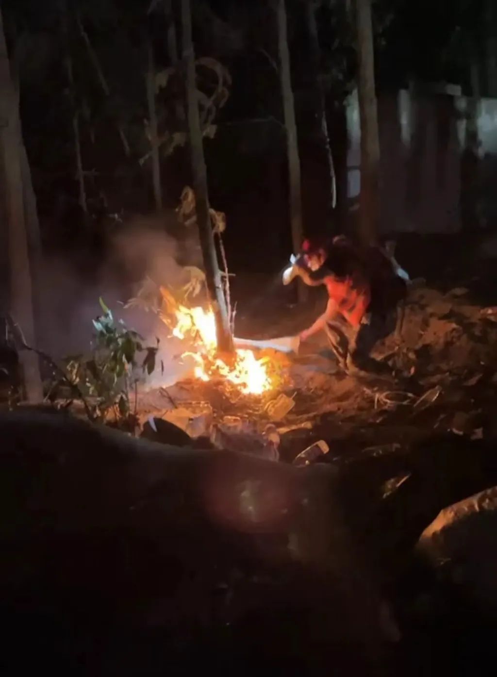 救援人员点燃火苗，采用“以火灭火”的方法发起总攻 图片来源：重庆发布（李野 摄）