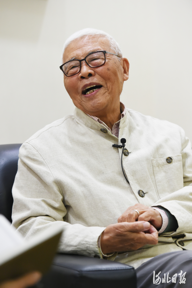 铁扬先生接受河北日报记者采访.河北日报资料图